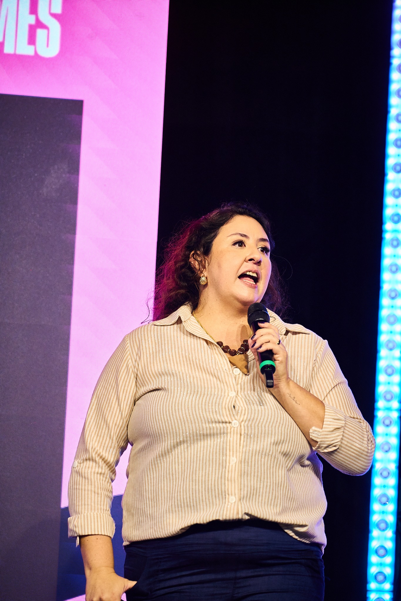 Ana Cláudia Peixoto falando ao público