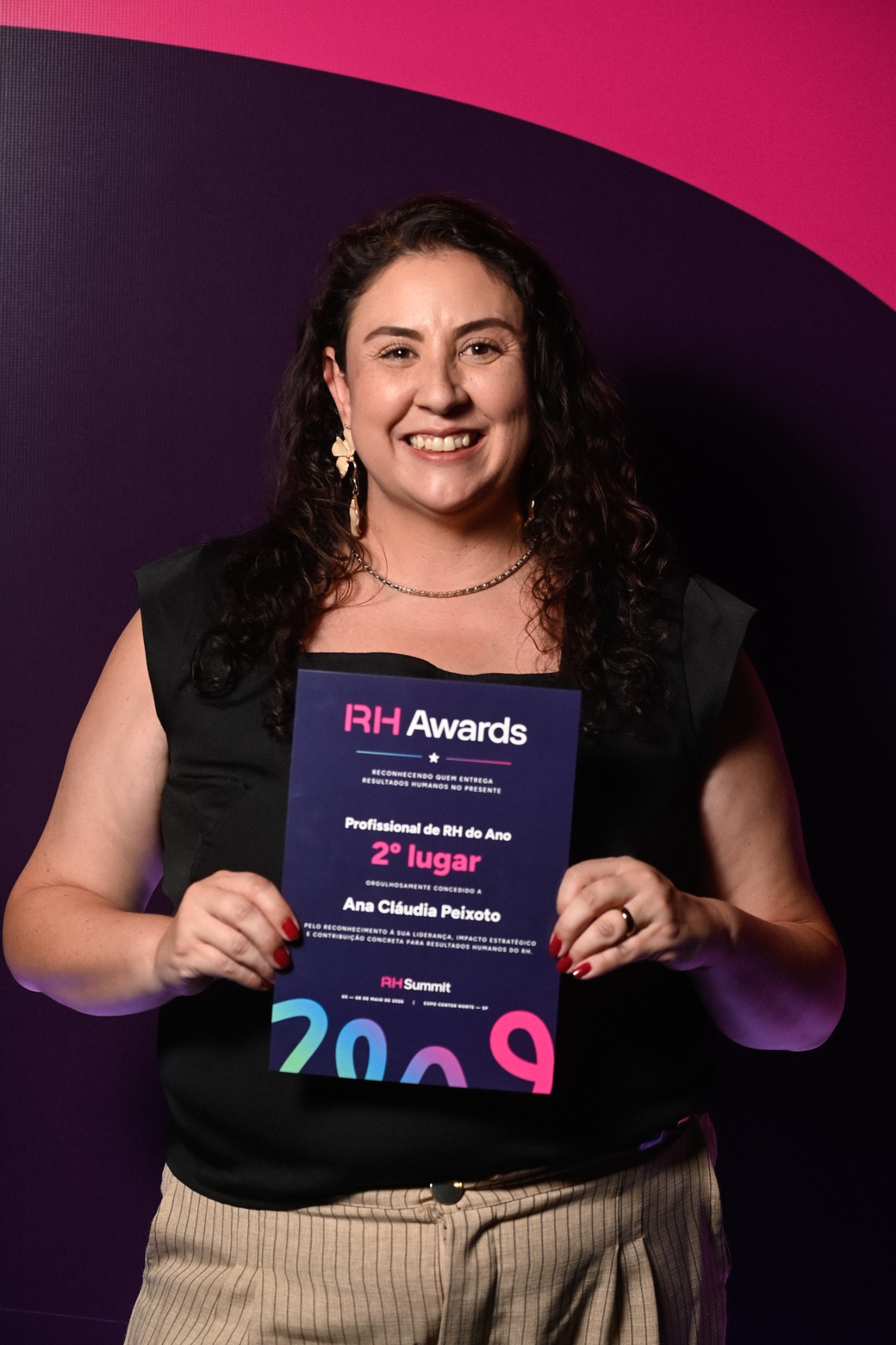 Ana Cláudia Peixoto com reconhecimento do RH Awards